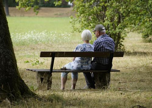 男性は65歳、女性は70歳からがお得